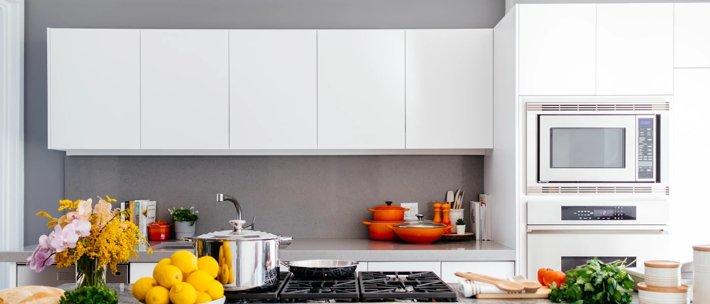 Cocina blanca moderna con isla central